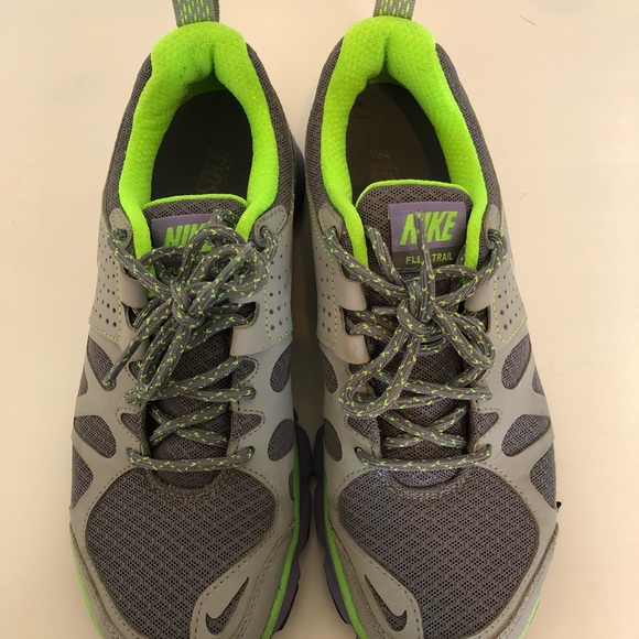 Hiking nike gym shoes. - Picture 3 of 5